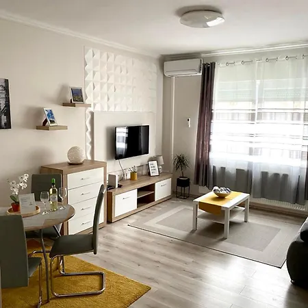 Sweet Central ,in The City Center Apartment Eger